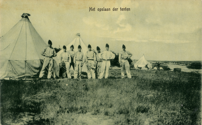 16182 Groepsportret van militairen bij enkele officierstenten in het Kamp van Zeist te Zeist.